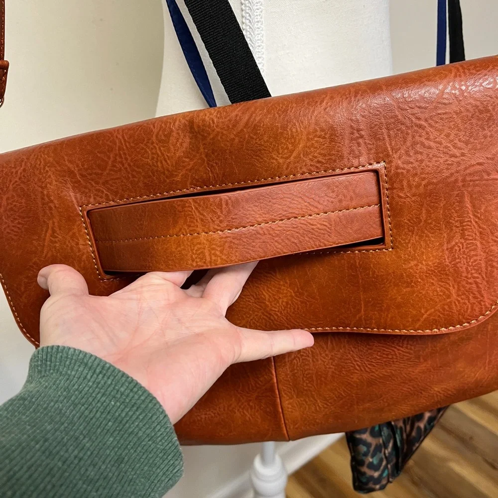 Clutch, NIP, unbranded, comes with matching detachable shoulder strap. 14x9” - Picture 1 of 3